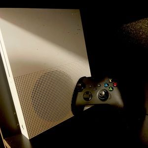 Xbox one S with Xbox series X controller